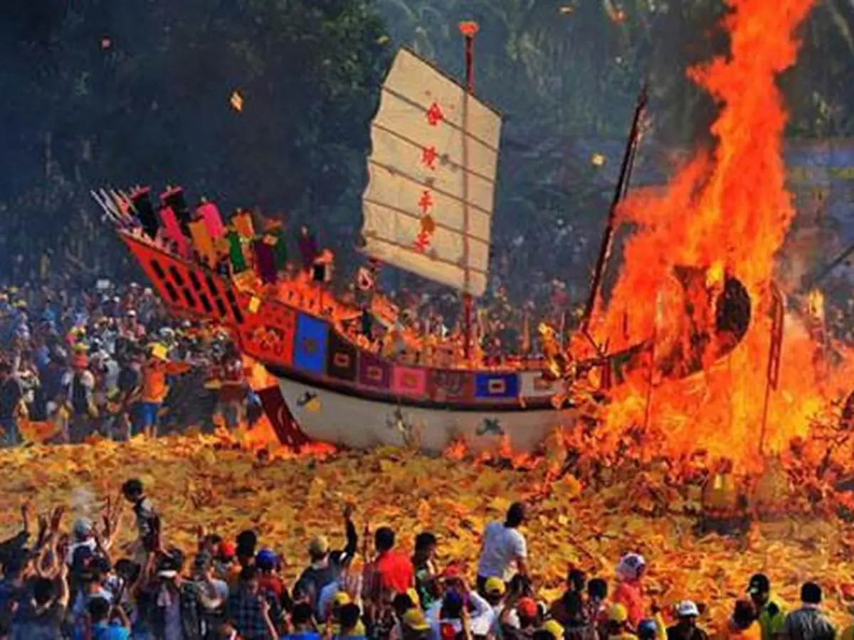 Ritual Bakar Tongkang