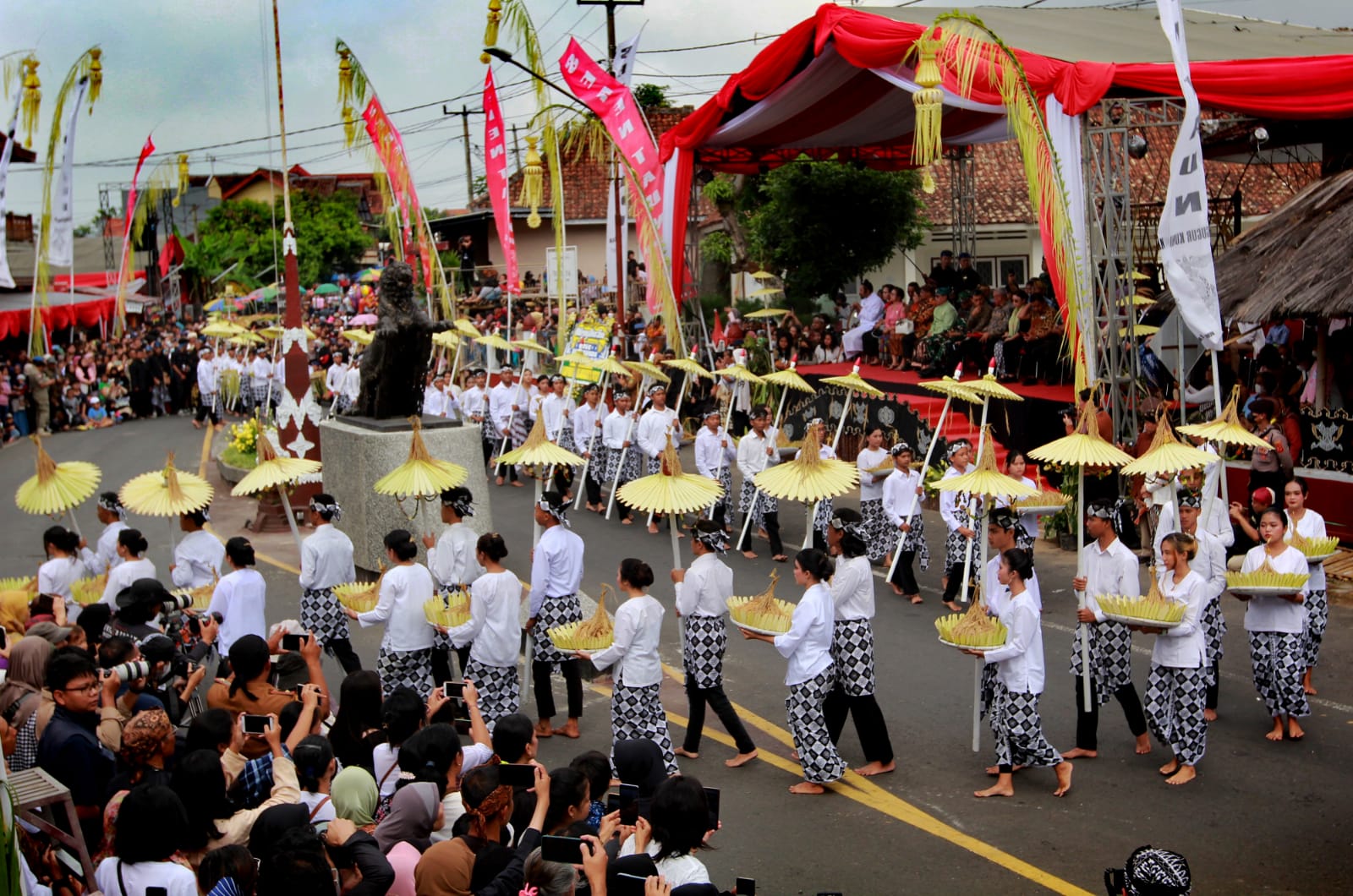 Festival Seren Taun Tradisi Syukur Panen Padi Sunda