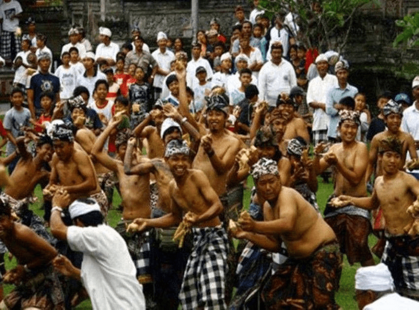 Perang Topat Lingsar Lombok 2025: “Perang” Tanpa Luka, Kekuatan Toleransi Bangsa