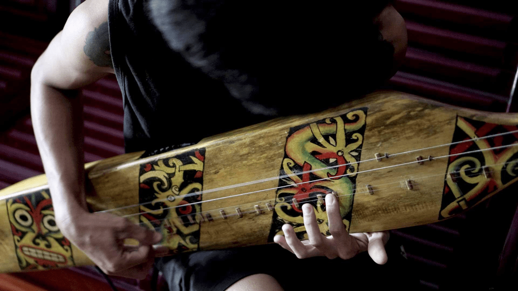 Sape Dayak Kalimantan, 5 Makna Spiritual Tersembunyi yang Jarang Diketahui