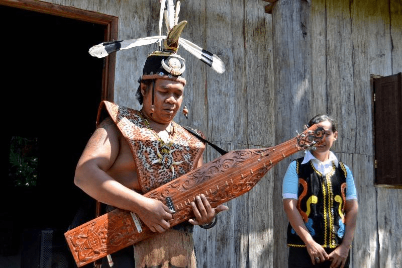 Sape Dayak Kalimantan, 5 Makna Spiritual Tersembunyi yang Jarang Diketahui