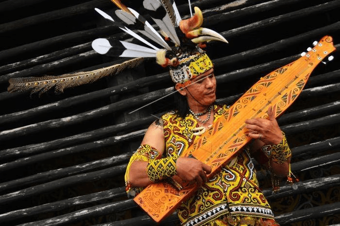 Sape Dayak Kalimantan, 5 Makna Spiritual Tersembunyi yang Jarang Diketahui