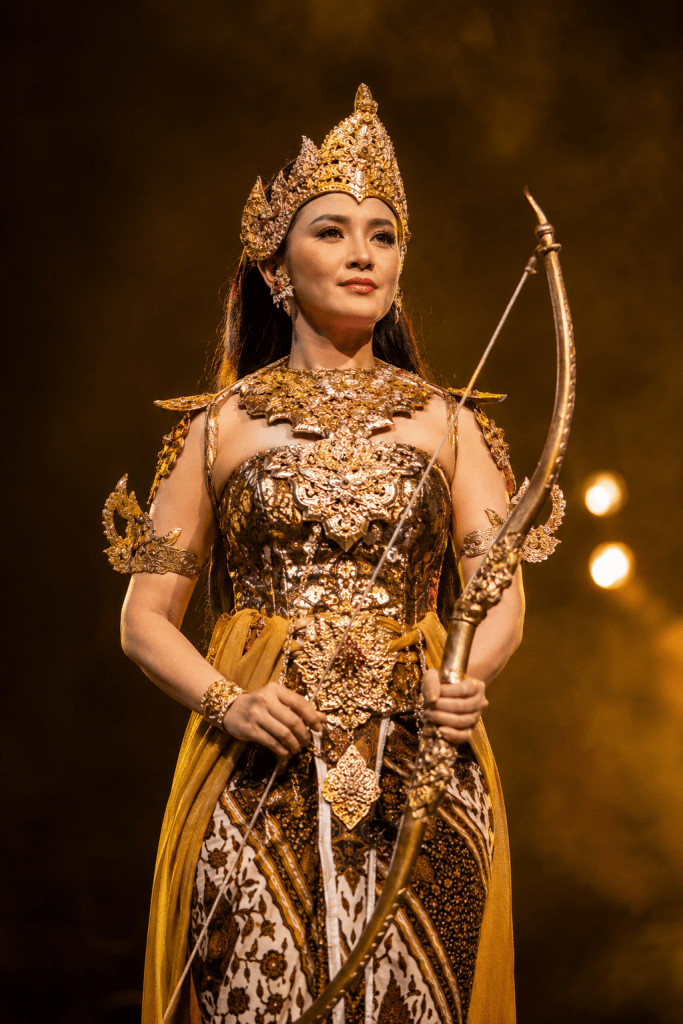 Penampilan tokoh utama Srikandi membawakan narasi kepahlawanan perempuan dalam Pagelaran Sabang Merauke.
