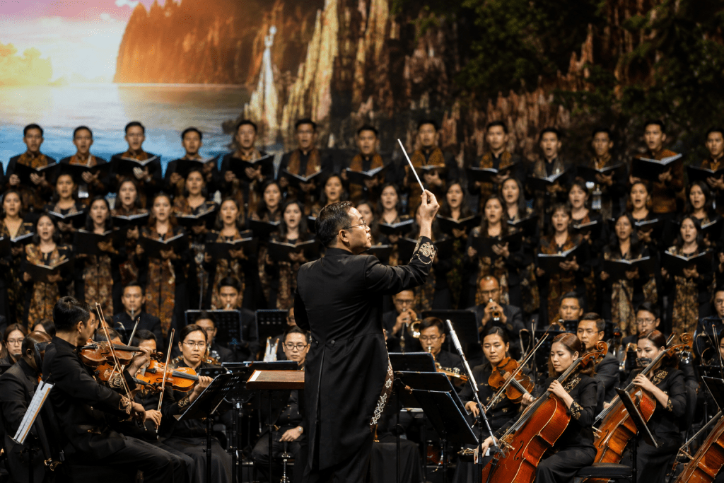 Harmonisasi orkestra klasik dan paduan suara gabungan mengiringi kisah kebudayaan Nusantara.