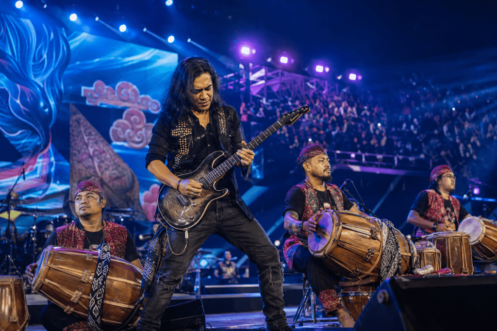 Kolaborasi grup band Padi Reborn bersama musisi etnik tradisional di panggung Indonesia Arena.