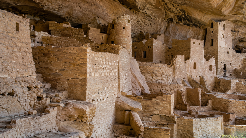 Tampilan jarak dekat struktur bangunan batu bertingkat yang rumit di Cliff Palace, memperlihatkan teknik susunan batu tanpa semen modern.